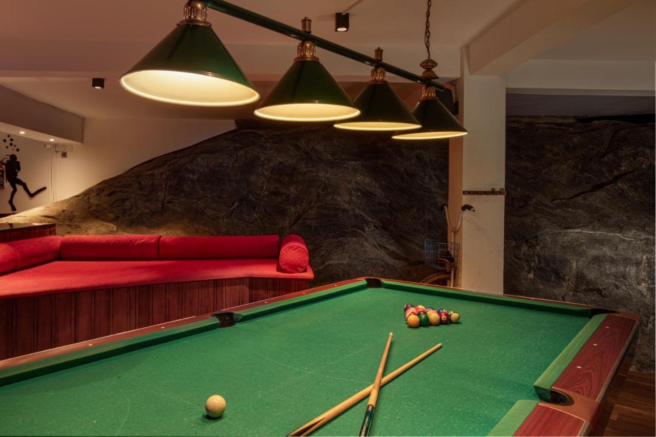 Earl'S Regency Hotel Канди Екстериор снимка