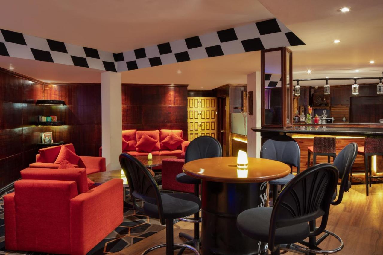 Earl'S Regency Hotel Канди Екстериор снимка