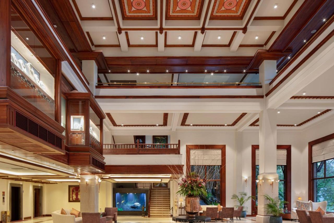 Earl'S Regency Hotel Канди Екстериор снимка