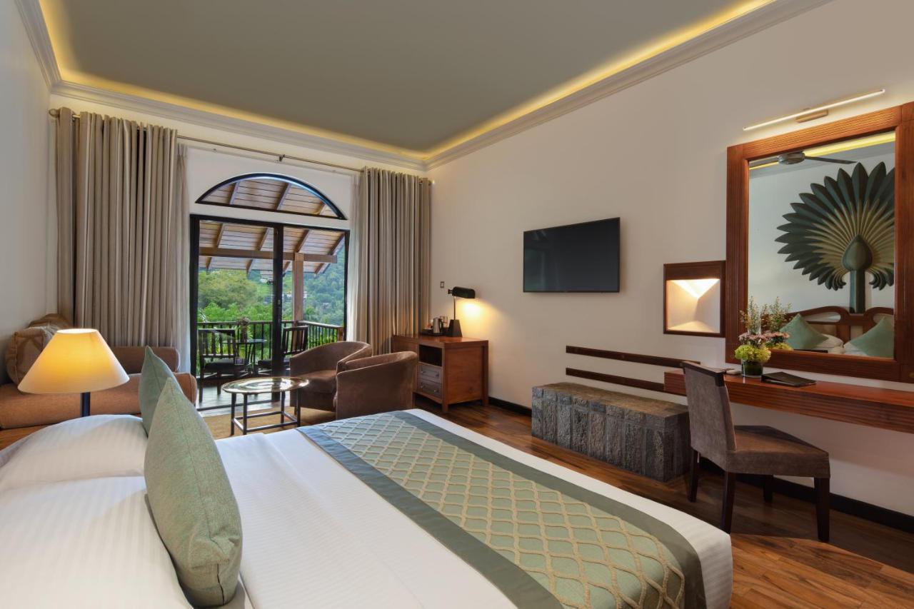 Earl'S Regency Hotel Канди Екстериор снимка