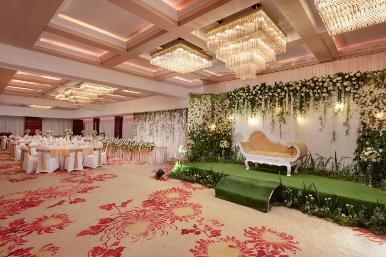 Earl'S Regency Hotel Канди Екстериор снимка