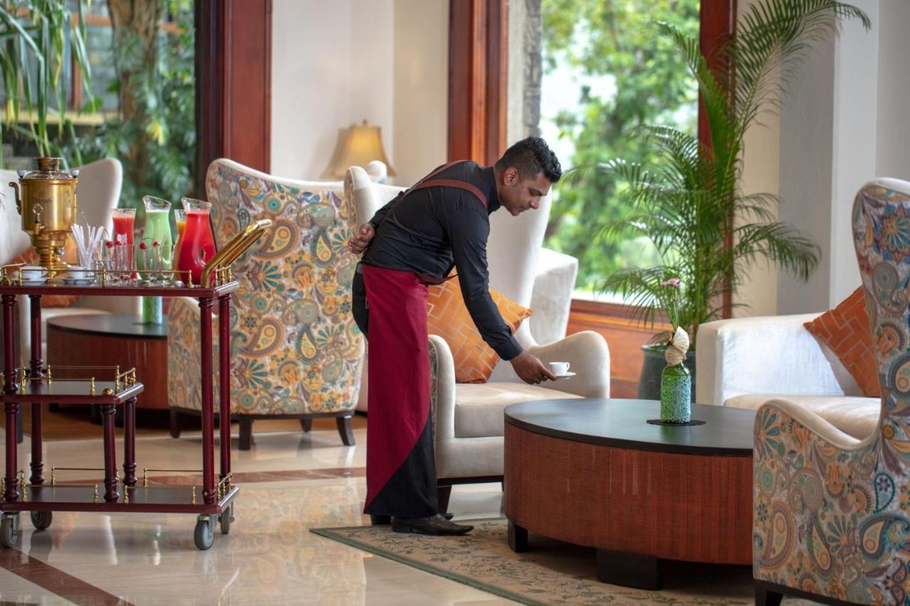 Earl'S Regency Hotel Канди Екстериор снимка
