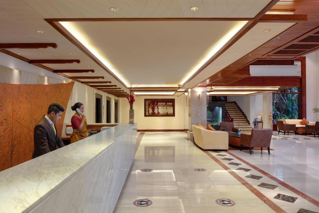 Earl'S Regency Hotel Канди Екстериор снимка