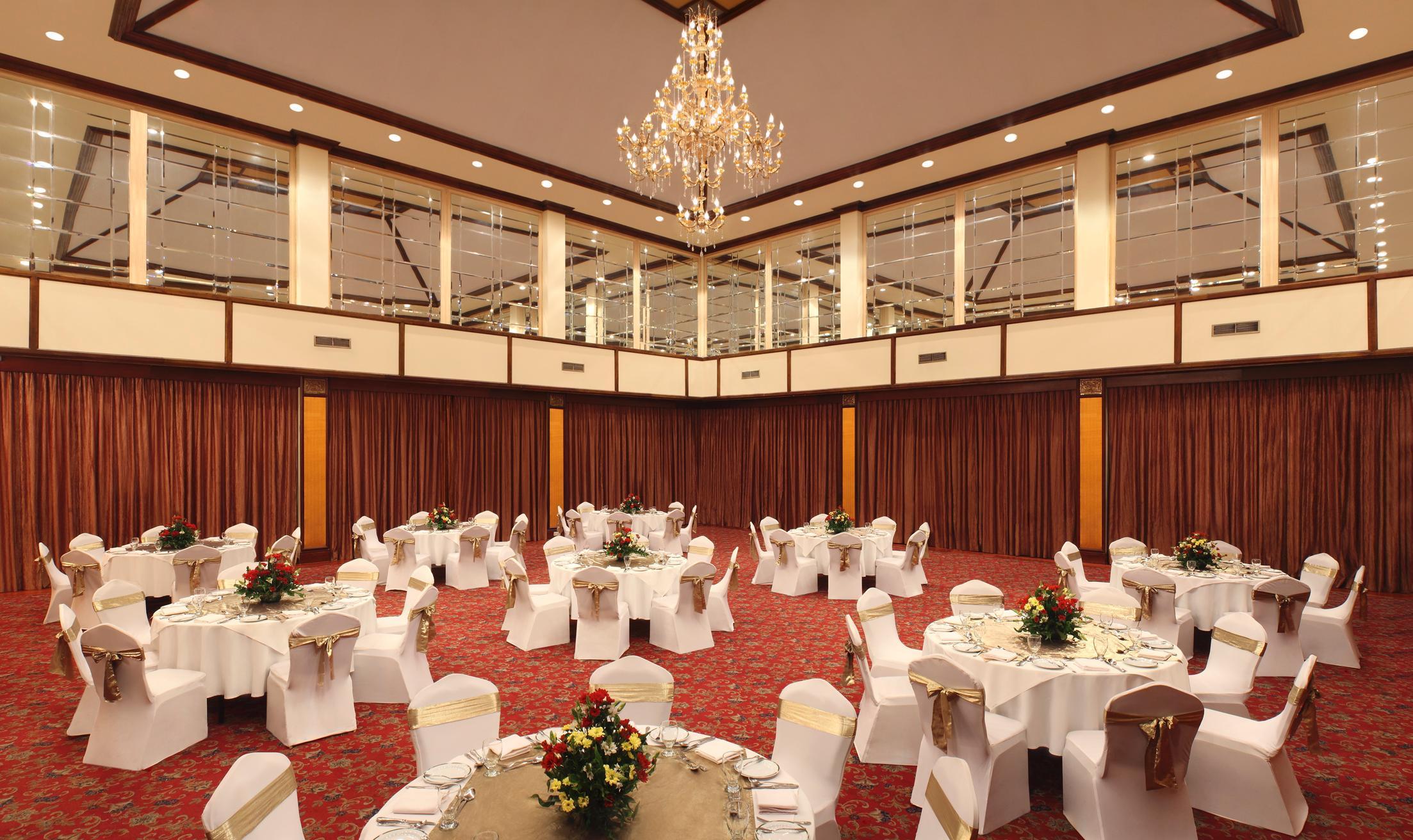 Earl'S Regency Hotel Канди Екстериор снимка